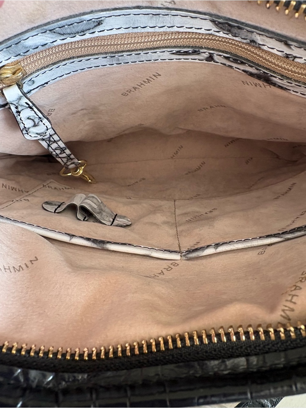 🖤🤍BRAHMIN WHITE DAMASK EMBOSSED LEATHER FLORAL PATTERN CROSSBODY BAG!🖤🤍 - Picture 9 of 10